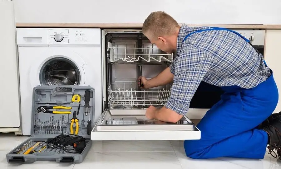Cumayeri Electrolux servisi teknisyen ekibi beyaz eşya tamiri yaparken